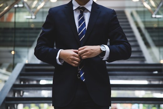 정장을 입은 금융 전문가